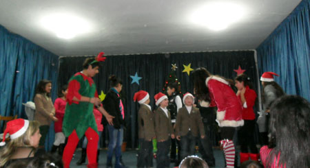 The “Ourakh Daretarts” Group entertains the children during the party.